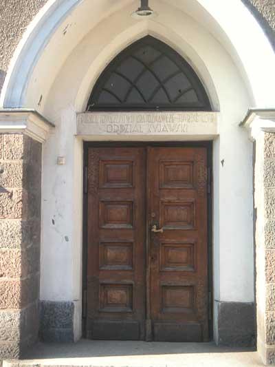 Wejście do budynku PTTK we Włocławku