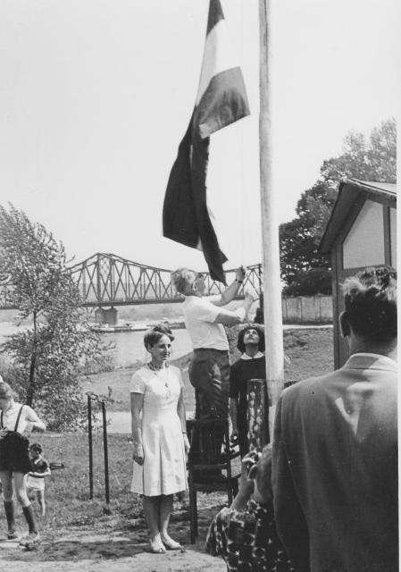 Witold Pomianowski wciąga flagę