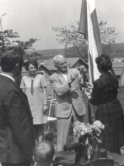 Fekiks Korycki wciąga flagę lata 60