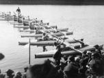(6/63): 1933 r. harcerze zmontowali w poprzek jeziora uba wspart na odziach kadk.