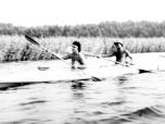 (17/27): Drwca - Ala i Marian na jeziorze.<br>1985-08