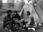 (19/27): Drwca - Konrad, Ala i Marian przy porannej jajecznicy.<br>1988-08