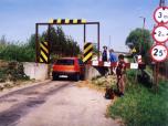 (3/26): Bug - na trasie: Borowe - Nieport, mostu strzega taka bramka.<br>2002-04