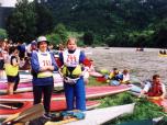 (6/26): Dunajec - na trasie: Nowy Targ - Nowy Scz, Alina i Monika na postoju w Sromowcach.<br>2002-06