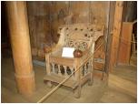 (15/122): Koci klepkowy w Heddal - uwag zwraca bogato rzebiony fotel biskupi.<br>2005-08-13