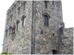 (71/122): Zamek krlewski w Bergen nie jest zbyt imponujcy - to jego jedyna wiea.<br>2005-08-18