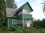 (13/50): Merkine, typowy drewniany dom litewski. No, moe nietypowy, bo z piterkiem.<br>2006-08-16