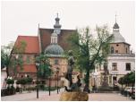 (97/117): Schludne miasteczko Niepoomice, ozdobione kilkoma brzowymi figurami.<br>2008-05-02