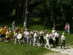 (22/37): Orkiestra dta  doprowadzia nas na dziedziniec szkoy sportowej w Sokalu.