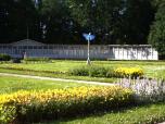 (46/61): Krimulda, ...takim jak otaczajce pkolem dziedziniec przed paacem postsowieckie pokoje sanatoryjne.