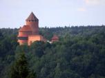 (49/61): Turaida, z ruin zamku w Siguldzie wietnie wida czciowo odbudowany zamek w Turaidzie.