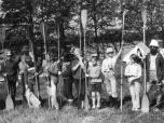 (5/105): Guszynek 1986 - Na starcie pierwszego Regionalnego Spywu Zgowiczk w Guszynku stawio si 42 uczestnikw. To czc z nich.