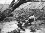 (3/105): Na trasie 1986 - Starano si rozebra niektre z zatorw na rzece.