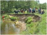 (34/109): Rzeka Zgowiczka - w Toplce kajakarzy przywitay dzieci z miejscowej szkoy.<br>2012-05-18