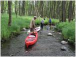 (33/66): Rzeka Konecznica - holowanie kajakw przy stawach rybnych w Lasce.<br>2013-06-01