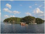 (11/83): Mijamy jedn z wysp na jeziorze Haukivesi.<br>2014-07-28