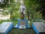 (51/80): O zabitych bohaterach wojennych przypomina pomnik w centrum wioski<br>2016-07-24