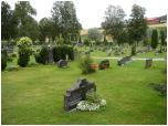 (13/122): Na cmentarzu w Heddal  z trawnika wystaj tylko kamienne pionowe pyty.<br>2005-08-13