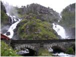 (53/122): Latefossen - wodospadw s tu setki. To jeden z najsynniejszych.<br>2005-08-17