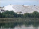 (71/88): Nad Martwą Wisłą - hałda fosforanów przed Sobieszewem to jedno z poważniejszych ekologicznych zagrożeń w dorzeczu Wisły.<br>2008-09-19