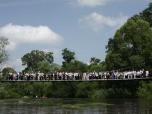 (15/37): Pop przyprowadzi wszystkich obecnych parafian na linowy mostek nad rzek Rat.