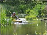 (36/109): Rzeka Zgowiczka - pierwszy kajakarz dopywa do biwaku w Kazaniu.<br>2012-05-18