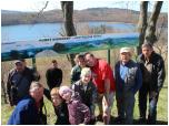 (21/66): Rzeka Radunia - nasza grupa na Grze Jastrzbiej z widokiem na jezioro Ostrzyckie.<br>2013-05-05