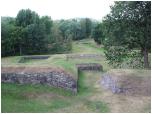 (65/83): Widok z waw fortecznych na przedpole; wida kolejne szace i forteczne chodniki.<br>2014-08-06