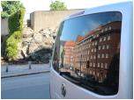 (66/83): Na koniec wycieczki zwiedzamy Helsinki: wydrony w skale koci Temppeliaukio jest umieszczony w dzielnicy ceglanych domw.<br>2014-08-07